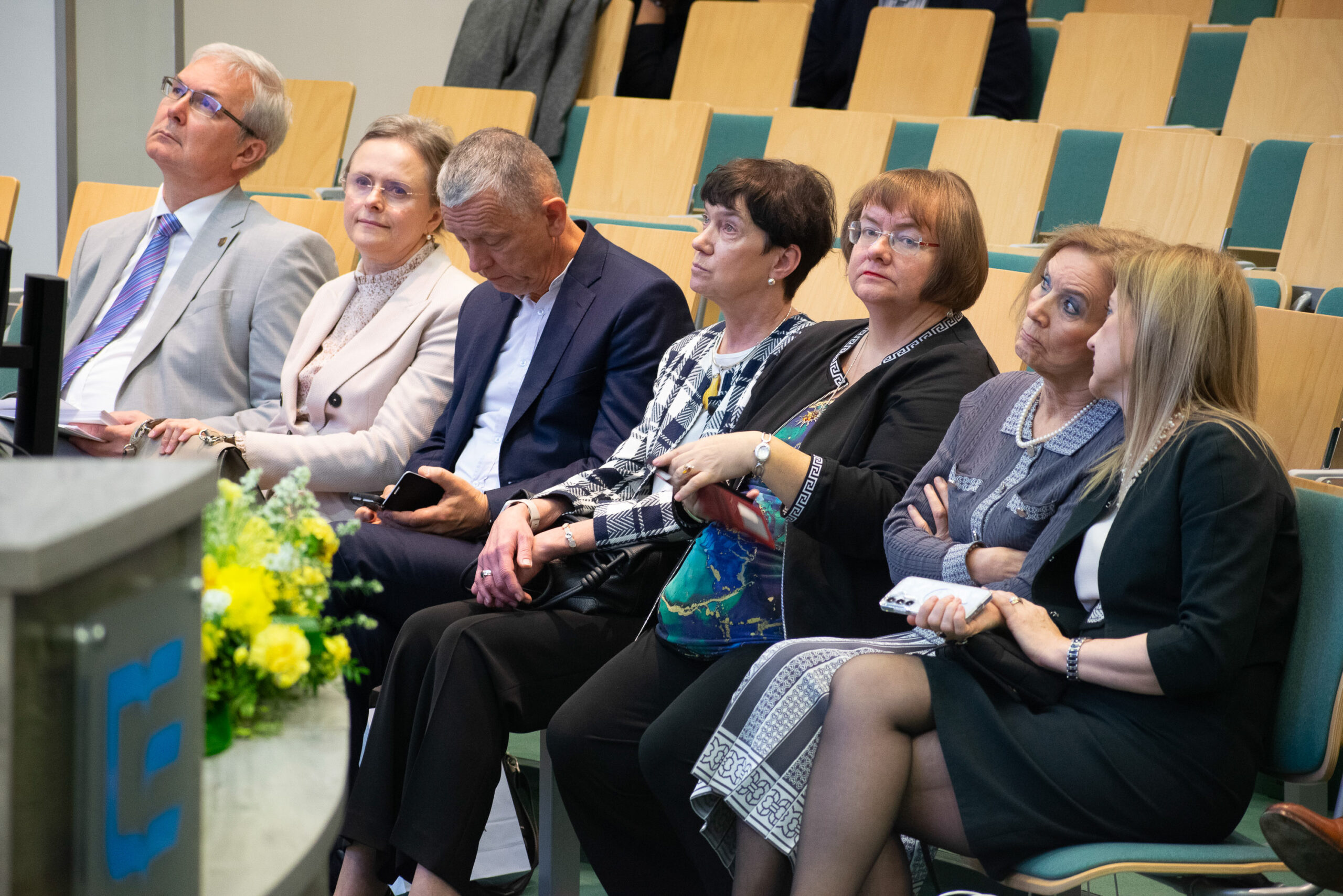 zdjęcie siedzących na widowni, w pierwszym rzędzie 6 osób, w tym 2 mężczyzn, 4 kobiety