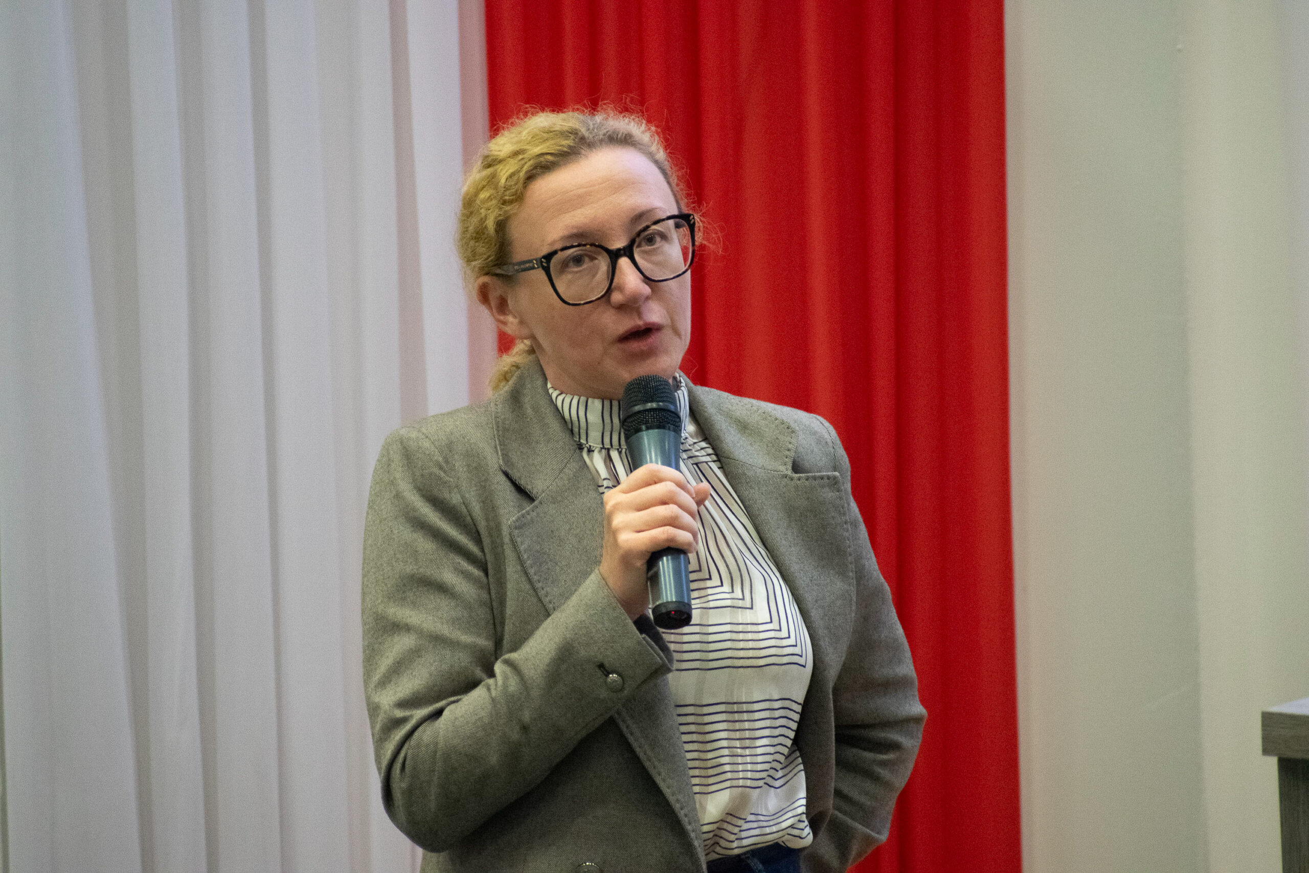 kobieta mówiąca do mikrofonu