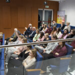 Rzut na aulę i siedzących na niej ludziach