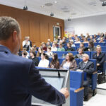 Rzut na aulę i siedzących na niej ludziach