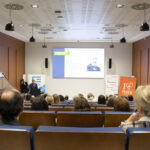 Rzut na aulę i siedzących na niej ludziach