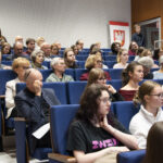 Rzut na siedzących na auli ludzi