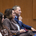 Siedzący uczestnicy na auli