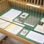 Gablota z artefaktami, stare zdjęcia i zapisy.