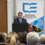 Tomasz Piekarski stojący przy mównicy podczas wystąpienia