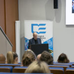 Jarosław Wanecki stojący przy mównicy - prelegent