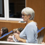 Uczestniczka zabierająca głos podczas dyskusji