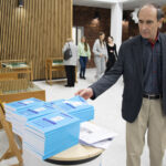 Uczestnik wydarzenia oglądający Archiwum Medycyny Płockiej