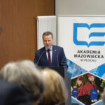 prof. Maciej Słodki, Prezes PTL w Płocku stojący przy mównicy